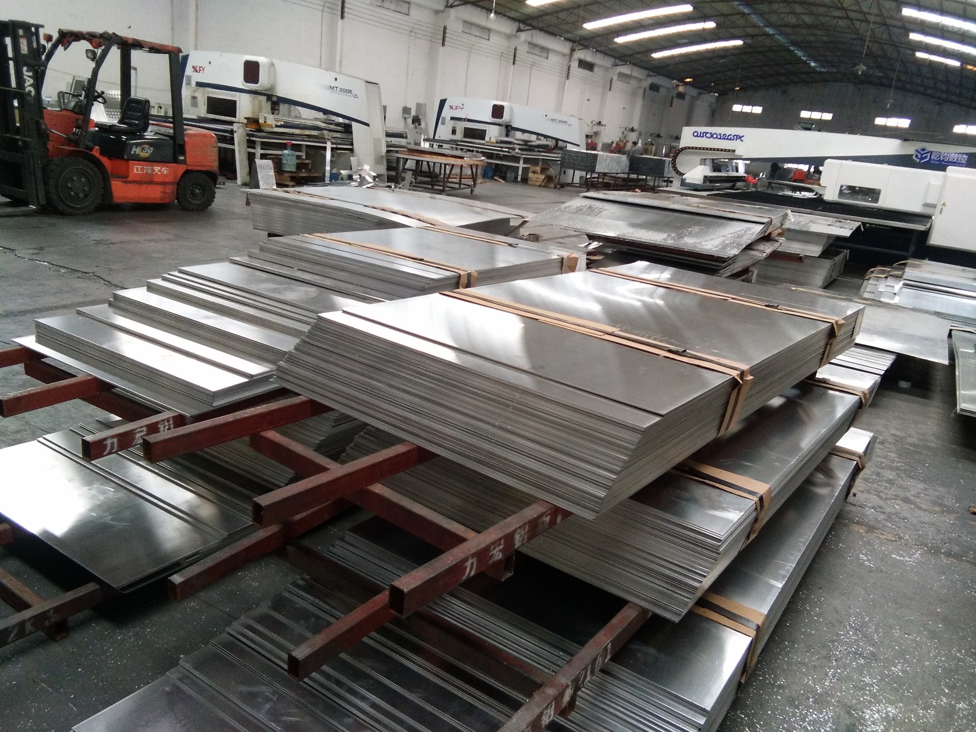 铝乐公司数控车间一角